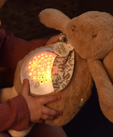 Veilleuse Lapin Musicale Projection mur et chansons Douces - Beige